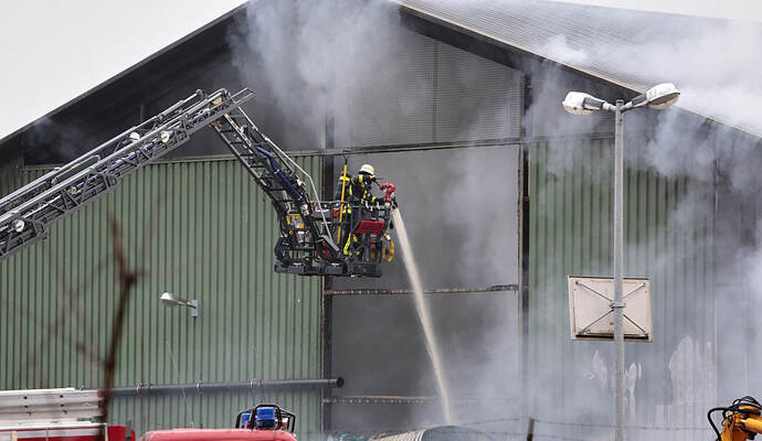 Auch rund zwei Tage nach dem Großbrand einer Halle auf der Mülldeponie Hohberg ist die Ursache nicht bekannt.
