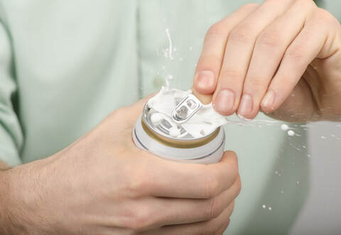 Der Autofahrer hatte eine Bierdose in der Hand, als die Polizei ihn erwischte.