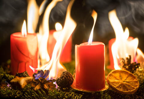 Ein in Brand geratener Adventskranz hat in Vaihingen an der Enz zu einer Messerattacke geführt.