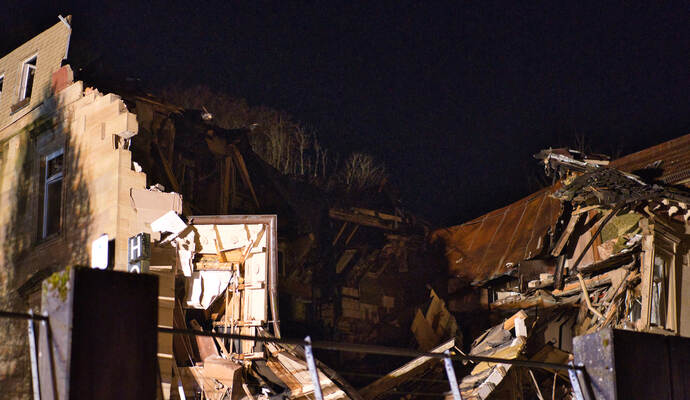 Gäste der nahe gelegenen Trinkhalle hätten gegen 17 Uhr einen Notruf abgesetzt. Gäste der nahe gelegenen Trinkhalle hätten gegen 17 Uhr einen Notruf abgesetzt.