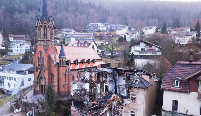 Am Montagabend ist nach starkem Regen in den vergangenen Tagen die Fassade des leer stehenden ehemaligen Hotels über drei Stockwerke eingestürzt. Am Montagabend ist nach starkem Regen in den vergangenen Tagen die Fassade des leer stehenden ehemaligen Hotels über drei Stockwerke eingestürzt.