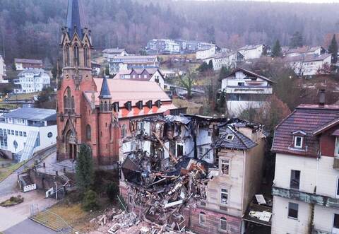 Am Montagabend ist nach starkem Regen in den vergangenen Tagen die Fassade des leer stehenden ehemaligen Hotels über drei Stockwerke eingestürzt.