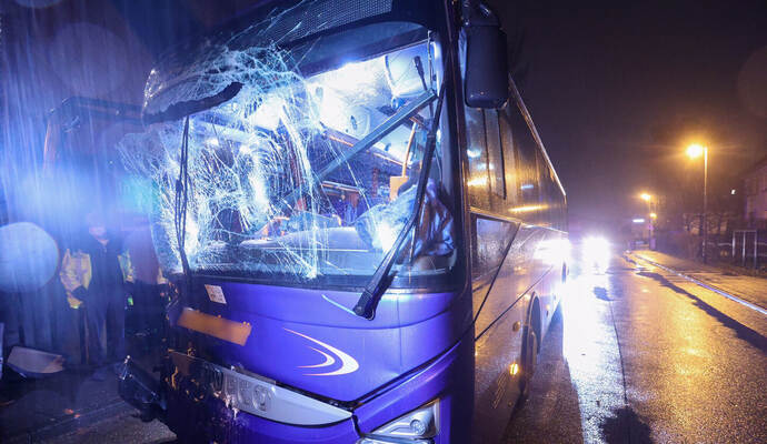 Frontal aufeinander gefahren sind am Mittwochabend ein Lkw und ein Bus in Mühlacker.