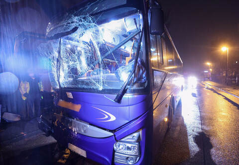 Frontal aufeinander gefahren sind am Mittwochabend ein Lkw und ein Bus in Mühlacker.