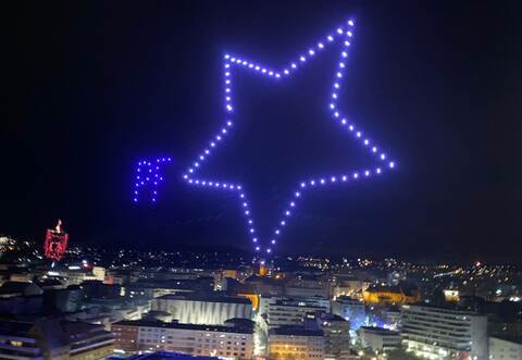 Ein Hingucker: "PF" prangt mit einem Stern über dem Nachthimmel der Goldstadt.