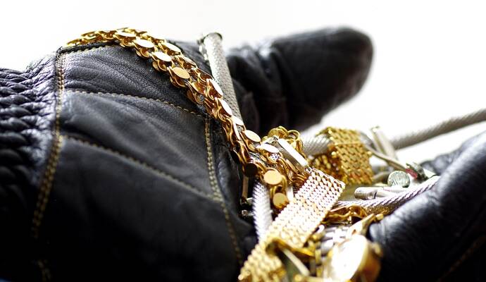 Nach bisherigen Erkenntnisse der Polizei drangen der oder die bislang unbekannten Täter am Samstag zwischen 17.30 und 19.20 Uhr über die Terrassentür in ein Einfamilienhaus in der Schönblickstraße ein.