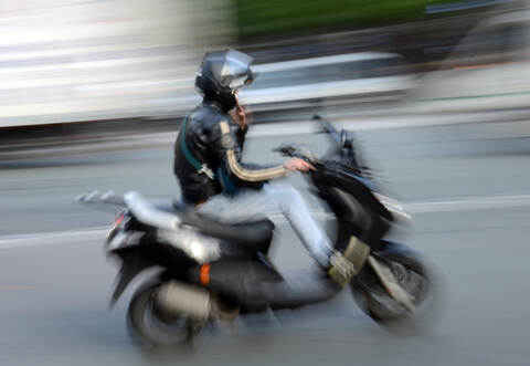 Bei den beiden Fahrern, die ohne gültige Fahrerlaubnis mit den Rollern flüchteten, konnte Rauschmittelkonsum festgestellt werden.