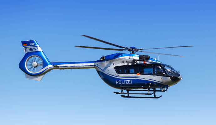 Die Polizei ist am Mittwochmorgen auf der Suche nach einer vermissten Frau. Polizei Hubschrauber Helikopter Eurocopter H145 Flughafen Stuttgart