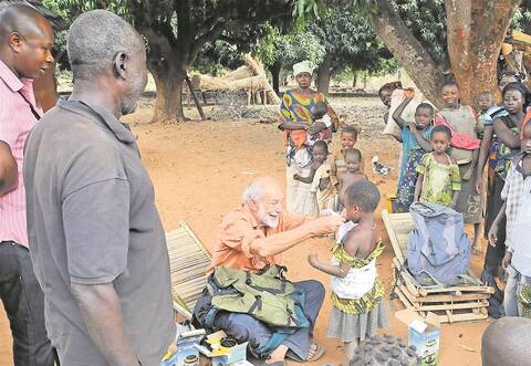 Der 84-jährige Siegfried Straub ermöglicht mit dem Verein 150 Kindern einen Schulbesuch.