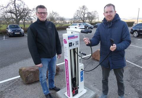 Straubenhardts Bürgermeister Helge Viegweg (rechts) und Fachbereichsleiter Bauen und Wohnen, Johannes Kohle, freuen sich über den neuen und ersten Radservice-Punkt im Enzkreis.