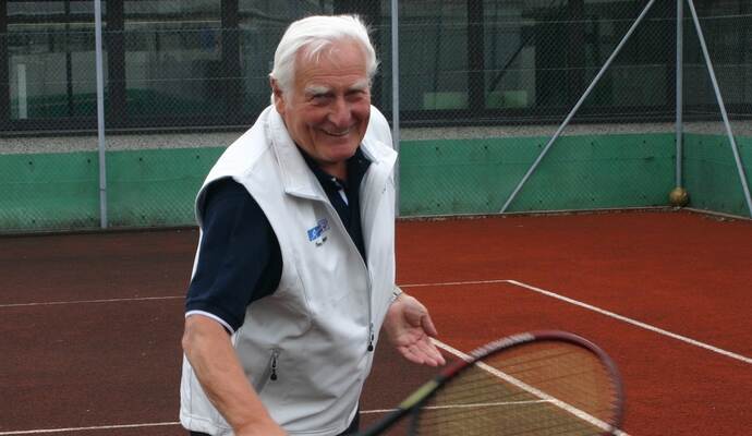 Er kann’s nicht lassen: Ein Tennisplatz auf dem Firmengelände bietet dem 81-jährigen Theo Dettinger die Möglichkeit, sich auch in der Corona-Krise fit zu halten. Foto: PZ-Archiv