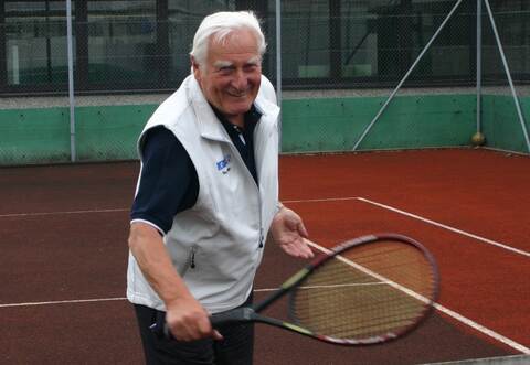 Er kann’s nicht lassen: Ein Tennisplatz auf dem Firmengelände bietet dem 81-jährigen Theo Dettinger die Möglichkeit, sich auch in der Corona-Krise fit zu halten. Foto: PZ-Archiv