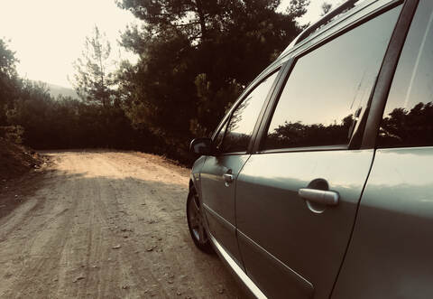 Laut Polizei soll der 53-Jährige nach dem Unfall eine Person aus seinem privaten Umfeld verständigt haben, die ihn anscheinend abholte und zu sich nach Hause brachte.