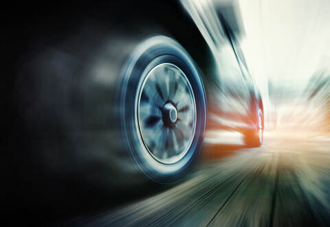 Laut Polizei versuchten die drei jungen Erwachsenen am Samstagabend gegen 23.30 Uhr, in der Höhenstraße in Dobel mit dem Auto zu driften, also bewusst zu übersteuern. Dabei kollidierte der Wagen auf der schneebedeckten Straße mit einem Steinhaufen.