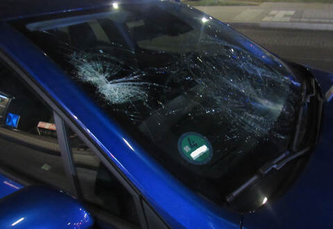 Fußgängerin von Auto erfasst und schwer verletzt