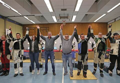 Das KKS Erstliga-Team verabschiedet sich aus dem Oberhaus. Von links André Link, Zalán Pekler, Sarah Würz, Jens Müller, Michael Schreck (Co-Trainer), Christian Brenneisen, Bernd Fränkle, Jacqueline Spalluto.