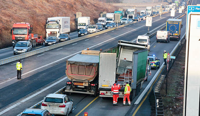 Der Lkw-Unfall sorgte für einen kilometerlangen Stau auf der A8. Der Lkw-Unfall sorgte für einen kilometerlangen Stau auf der A8.