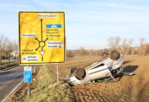 Ein Auto hat sich am Donnerstagmittag auf der L339 zwischen Nöttingen und Wilferdingen überschlagen.