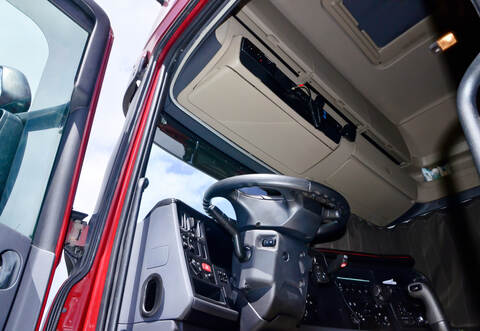 Unbemannt ist ein Lkw am Donnerstagmittag in Birkenfeld eine Straße heruntergerollt.