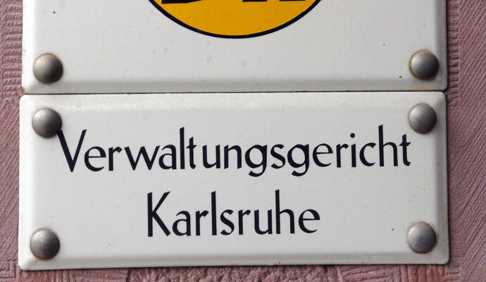 Gegen das Verbot nicht angemeldeter Corona-Demonstrationen in Bretten hat sich ein Mann erfolgreich mit einem Eilantrag vor dem Verwaltungsgericht Karlsruhe durchgesetzt. Verwaltungsgericht Karlsruhe