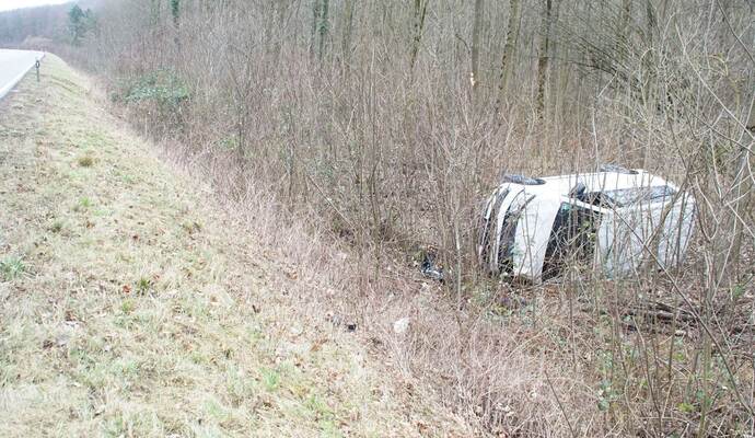 Remchingen: Pkw kommt auf der B10 von der Fahrbahn ab und ueberschlaegt sich