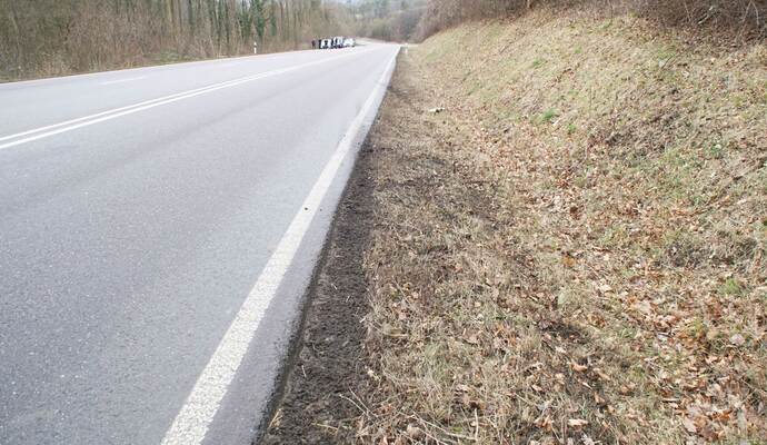 Remchingen: Pkw kommt auf der B10 von der Fahrbahn ab und ueberschlaegt sich