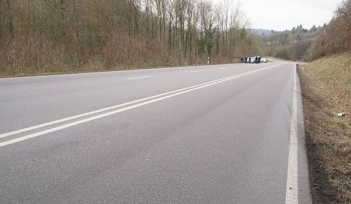 Remchingen: Pkw kommt auf der B10 von der Fahrbahn ab und ueberschlaegt sich