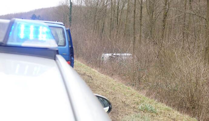 Remchingen: Pkw kommt auf der B10 von der Fahrbahn ab und ueberschlaegt sich