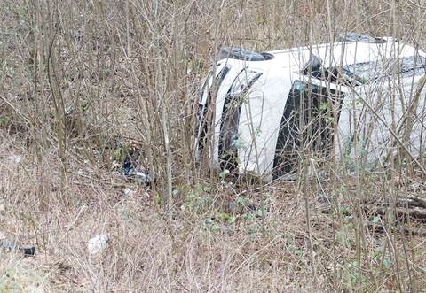 Remchingen: Pkw kommt auf der B10 von der Fahrbahn ab und ueberschlaegt sich