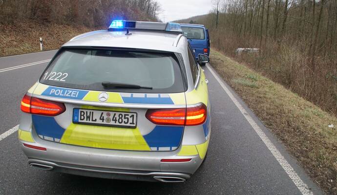 Remchingen: Pkw kommt auf der B10 von der Fahrbahn ab und ueberschlaegt sich