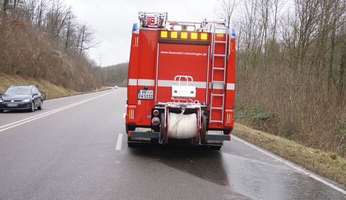 Remchingen: Pkw kommt auf der B10 von der Fahrbahn ab und ueberschlaegt sich