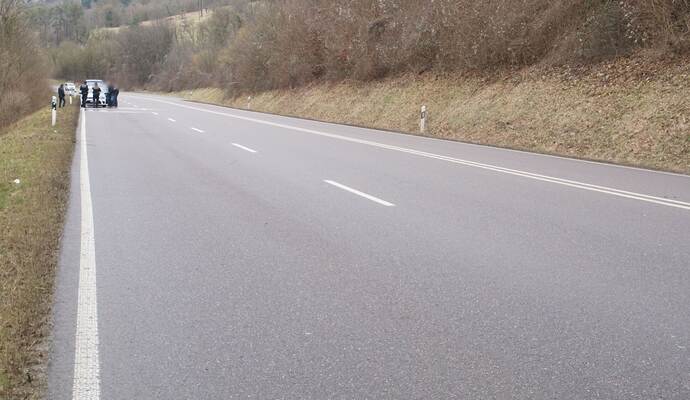 Remchingen: Pkw kommt auf der B10 von der Fahrbahn ab und ueberschlaegt sich