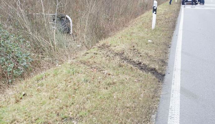 Remchingen: Pkw kommt auf der B10 von der Fahrbahn ab und ueberschlaegt sich