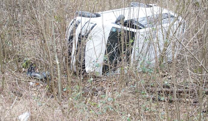 Remchingen: Pkw kommt auf der B10 von der Fahrbahn ab und ueberschlaegt sich