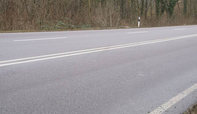 Remchingen: Pkw kommt auf der B10 von der Fahrbahn ab und ueberschlaegt sich