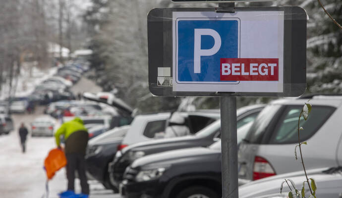 Wenn die Parkplätze in Dobel alle belegt sind, schaltet die Ampel auf der Facebook-Seite der Gemeinde auf „rot“ um. Foto: Meyer (Archiv) Dobel Corona Auto Chaos