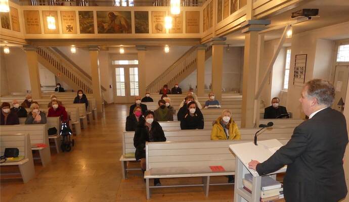 Bei der Gemeindeversammlung in der evangelischen Kirche gibt Dekan Martin Reppenhagen – am Pult – einen Überblick über die Zukunft der Ittersbacher Pfarrstelle, die zunächst mit einer Pfarrerin im Probedienst besetzt wird. Weber Bei der Gemeindeversammlung in der evangelischen Kirche gibt Dekan Martin Reppenhagen – am Pult – einen Überblick über die Zukunft der Ittersbacher Pfarrstelle, die zunächst mit einer Pfarrerin im Probedienst besetzt wird. Weber