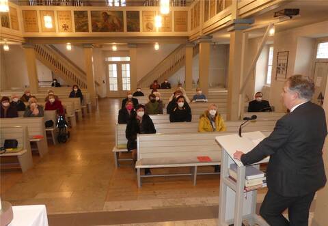Bei der Gemeindeversammlung in der evangelischen Kirche gibt Dekan Martin Reppenhagen – am Pult – einen Überblick über die Zukunft der Ittersbacher Pfarrstelle, die zunächst mit einer Pfarrerin im Probedienst besetzt wird. Weber