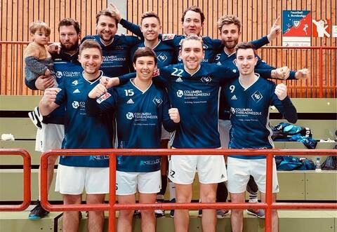 Die Faustball-Herrenmannschaft des TV Waldrennach hat gute Gründe zu feiern, schließlich ist der Aufstieg in die 1. Liga möglich.