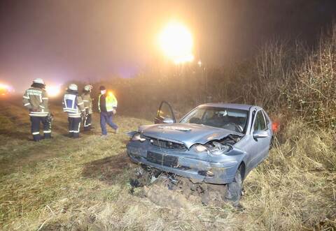 Das Fahrzeug stürzte alleinbeteiligt eine Böschung hinunter.