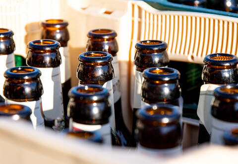 Eine nahezu dreistellige Anzahl von mit leeren Pfandflaschen gefüllten Getränkekisten im Wert von mehreren Hundert Euro haben Unbekannte in Calw geklaut.