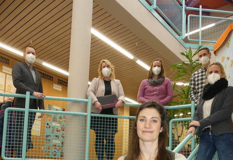 Kerstin Möller (vorne) wurde in der Grundschule Schwann von Bürgermeister Helge Viehweg, der stellvertretenden Geschäftsführerin von Miteinanderleben, Maren Bieberich, Langenalbs Schulleiterin Barbara Berlin, Abteilungsleiter Kinder, Jugend und Familie, Rouven Rudisile, sowie der Schulleiterin von Schwann, Elisabeth Kiebelstein (von links), begrüßt.