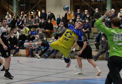 Spektakuläre Flugeineinlage: HCN-Ass Nils Pollmer.