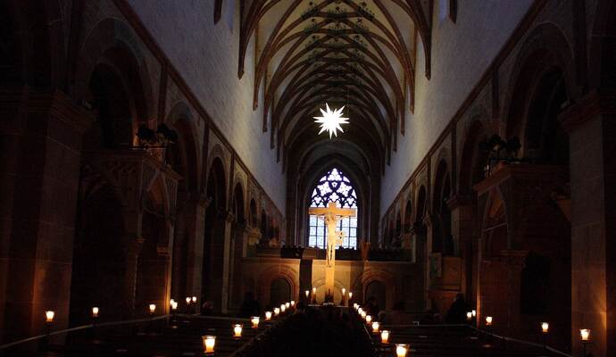 Die Klosterkirche war in Kerzenschein getaucht bei der Sonderführung in Maulbronn. Die Klosterkirche war in Kerzenschein getaucht bei der Sonderführung in Maulbronn.