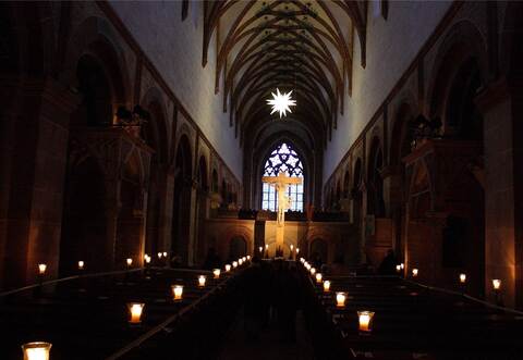 Die Klosterkirche war in Kerzenschein getaucht bei der Sonderführung in Maulbronn.