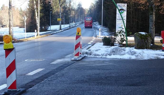 Barken weisen auf die Gefahrensituation am Ortsausgang hin. Barken weisen auf die Gefahrensituation am Ortsausgang hin.