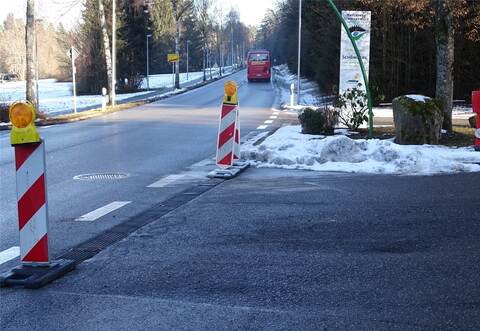 Barken weisen auf die Gefahrensituation am Ortsausgang hin.