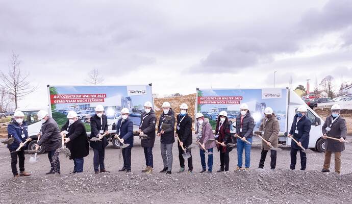 Gemeinsames Schaufeln mit geladenen Gästen: Harry Ketterer (TÜV Süd), Jürgen Wenz (Generalunternehmer), Hans Neuweiler (Sparkasse Pforzheim-Calw), Ulf Meißner (VR Bank Enz plus), Oberbürgermeister Peter Boch, Andre Marschall (Prokurist), Felix Walter, Markus Walter (beide Geschäftsführung), Rosemarie Walter (Seniorchefin), Sybille Müller (Geschäftsführung), Marvin Walter (Werkstattleitung), Vincent Ricoux (Nissan), Holger Müller (Hyundai) und Daglef Seeck (MG Motor, von links).