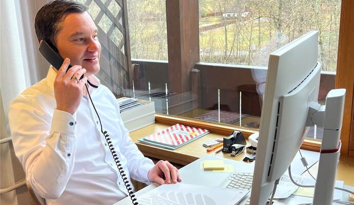 Im Berliner Büro: Der CDU-Bundestagsabgeordnete Klaus Mack spricht am Telefon mit Bürgerinnen und Bürgern aus seinem Wahlkreis Calw/Freudenstadt. Im Berliner Büro: Der CDU-Bundestagsabgeordnete Klaus Mack spricht am Telefon mit Bürgerinnen und Bürgern aus seinem Wahlkreis Calw/Freudenstadt.
