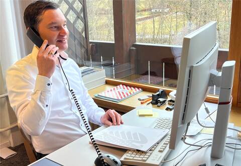 Im Berliner Büro: Der CDU-Bundestagsabgeordnete Klaus Mack spricht am Telefon mit Bürgerinnen und Bürgern aus seinem Wahlkreis Calw/Freudenstadt.